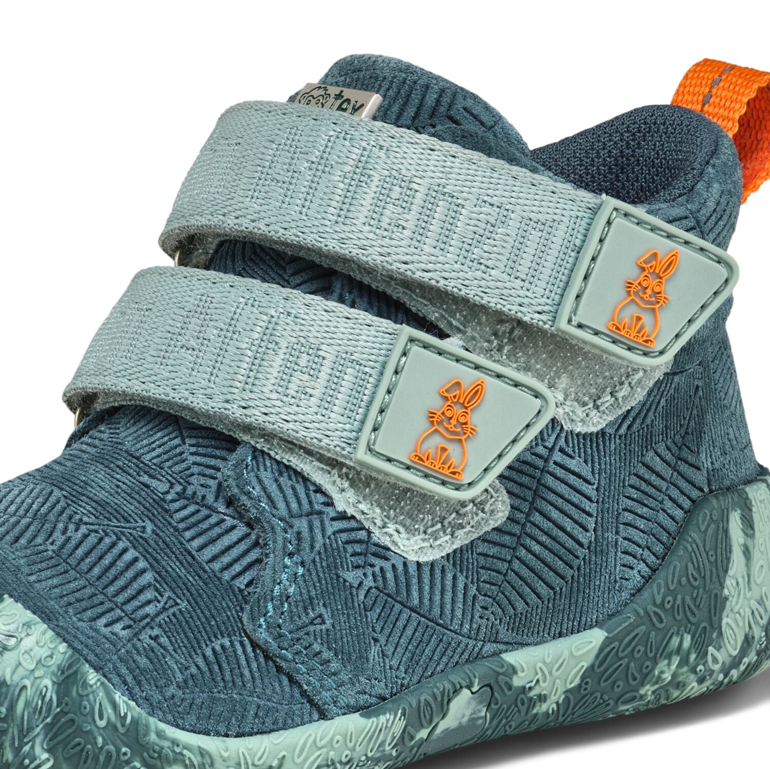 Der Lauflerner Übergangsschuh Talky von Affenzahn begleitet Ihr Kind sicher in die nächste Phase des Laufenlernens. Mit hochwertigem Leder und ergonomischem Design bietet dieser Schuh optimale Unterstützung für wachsende Füße. Die flexible Sohle ermöglicht natürliche Bewegungsabläufe, während die robuste Verarbeitung Langlebigkeit garantiert. Perfekt für aktive Kleinkinder, die ihre Welt erkunden möchten.
