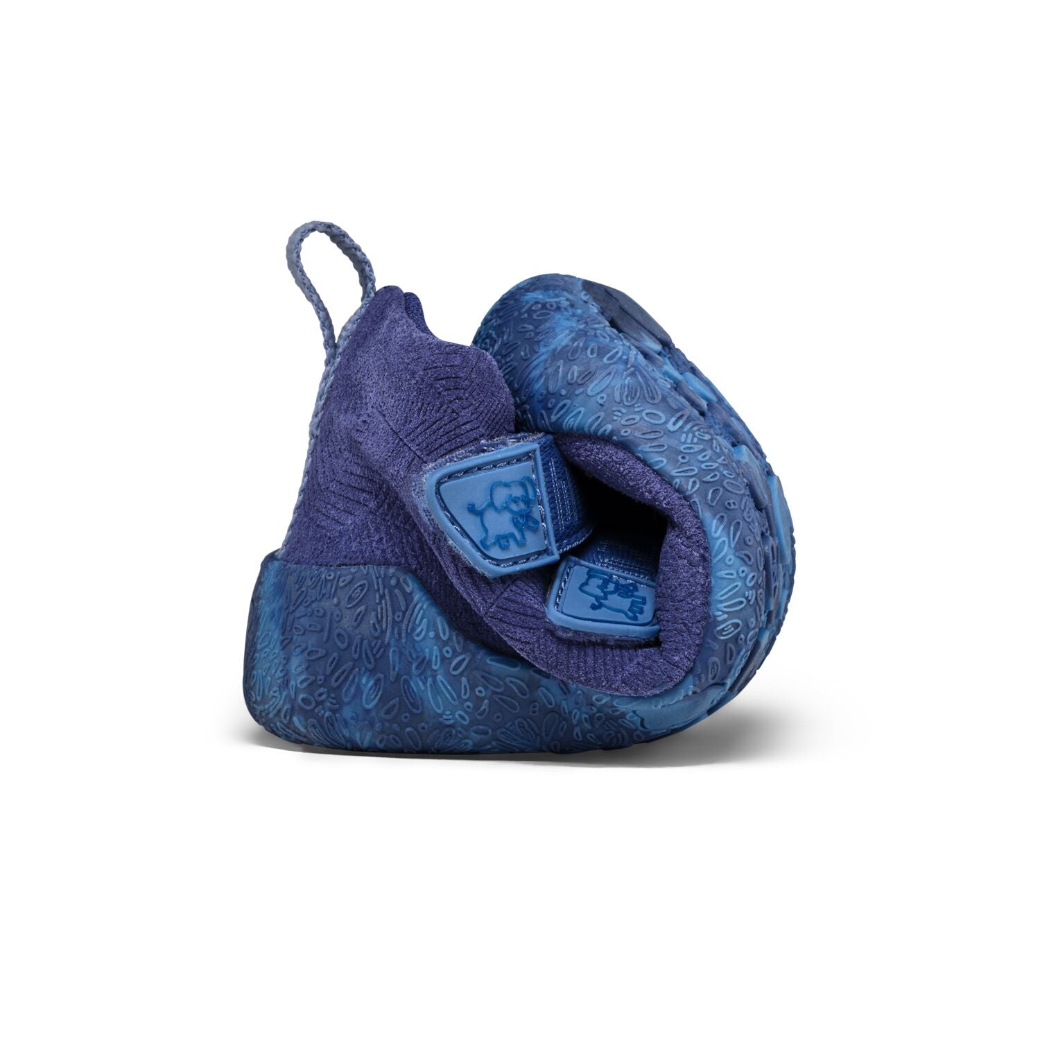 Wasserdicht, reflektierend und rutschfest: Der neue Lauflernschuh Talky von Affenzahn aus weichem, verantwortungsvoll produziertem Leder begleitet Lauflerner durch die nass-kalte Jahreszeit. Für Halt sorgt die neue Profilsohle, für Aufsehen das tierisch gute Design.