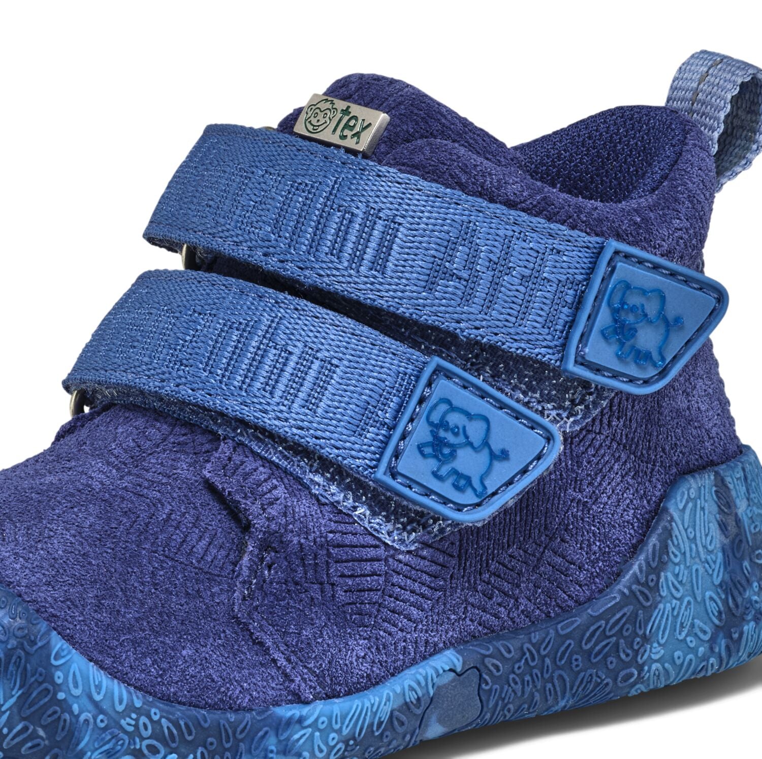 Wasserdicht, reflektierend und rutschfest: Der neue Lauflernschuh Talky von Affenzahn aus weichem, verantwortungsvoll produziertem Leder begleitet Lauflerner durch die nass-kalte Jahreszeit. Für Halt sorgt die neue Profilsohle, für Aufsehen das tierisch gute Design.