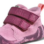 Der Lauflerner Übergangsschuh Leder Talky Otter von Affenzahn begleitet Ihr Kind sicher in die nächste Phase des Laufenlernens. Mit hochwertigem Leder und ergonomischem Design bietet dieser Schuh optimalen Halt und Komfort für kleine Füße. Das niedliche Otter-Design macht jeden Schritt zum Abenteuer. Perfekt für Kinder, die bereits erste Schritte machen und mehr Stabilität benötigen.