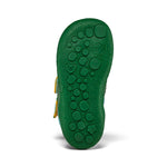 Kalte Füße? Kriegt hier keiner! Der warm gefütterte, wasserdichte Lauflerner Snuggy von Affenzahn ist ideal fürs erste Winterabenteuer.