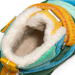 Kalte Füße? Kriegt hier keiner! Der warm gefütterte, wasserdichte Lauflerner Snuggy von Affenzahn ist ideal fürs erste Winterabenteuer.