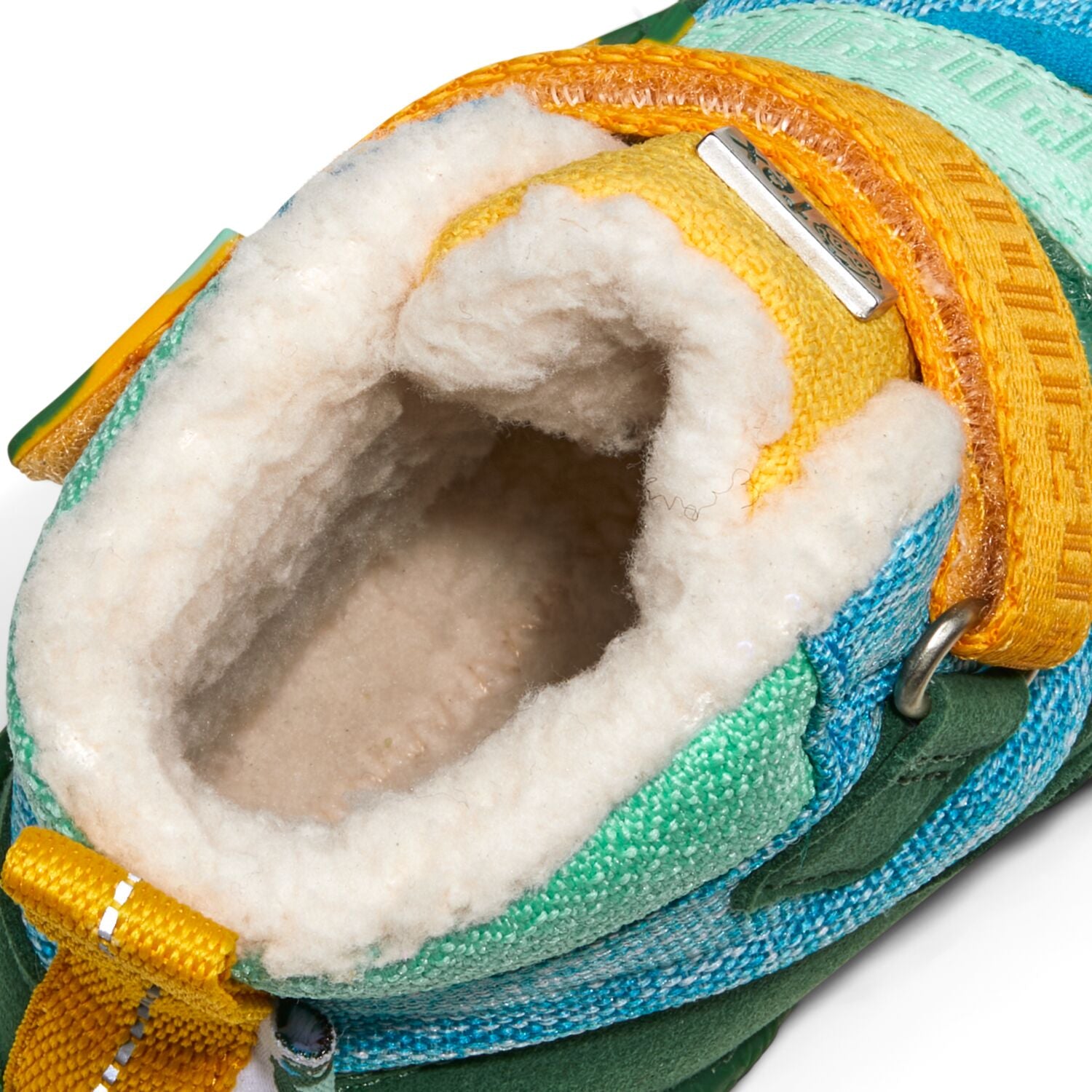 Kalte Füße? Kriegt hier keiner! Der warm gefütterte, wasserdichte Lauflerner Snuggy von Affenzahn ist ideal fürs erste Winterabenteuer.