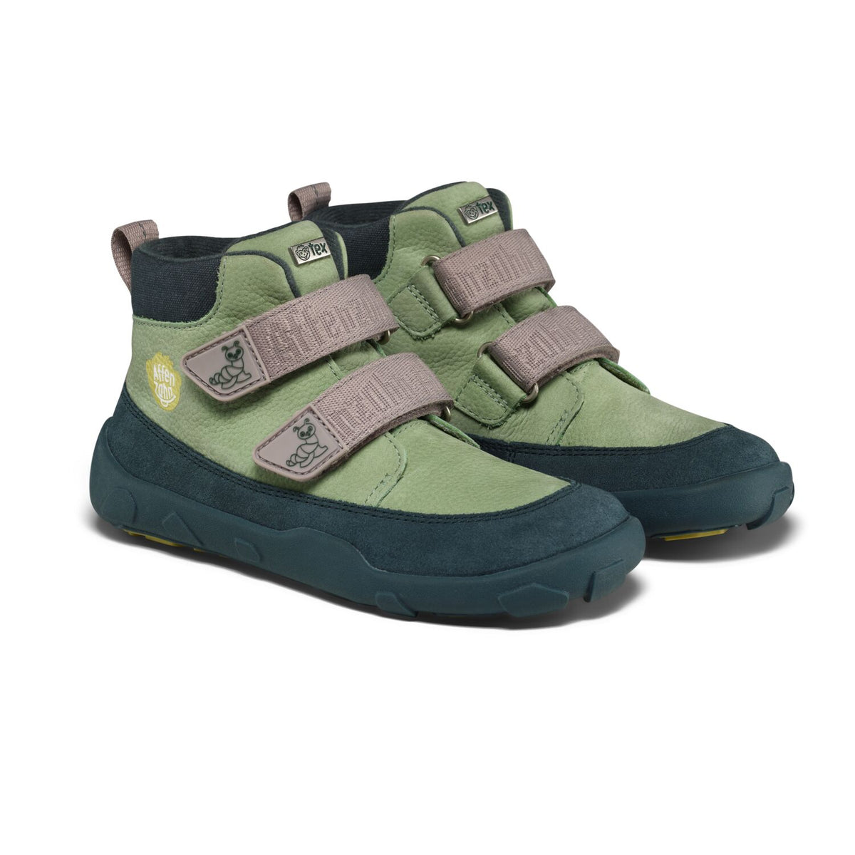 Der Übergangsschuh Leder Friendy Raupe von Affenzahn ist der perfekte Begleiter für die Übergangsjahreszeiten. Mit hochwertigem Leder und durchdachtem Design bietet dieser Schuh Komfort und Stil für aktive Kinder. Die robuste Verarbeitung sorgt für Langlebigkeit, während die flexible Sohle natürliche Bewegungsabläufe unterstützt. Ideal für den Alltag, ob beim Spielen oder Spaziergang – ein zuverlässiger Schuh, der mitwächst.