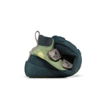 Der Übergangsschuh Leder Friendy Raupe von Affenzahn ist der perfekte Begleiter für die Übergangsjahreszeiten. Mit hochwertigem Leder und durchdachtem Design bietet dieser Schuh Komfort und Stil für aktive Kinder. Die robuste Verarbeitung sorgt für Langlebigkeit, während die flexible Sohle natürliche Bewegungsabläufe unterstützt. Ideal für den Alltag, ob beim Spielen oder Spaziergang – ein zuverlässiger Schuh, der mitwächst.
