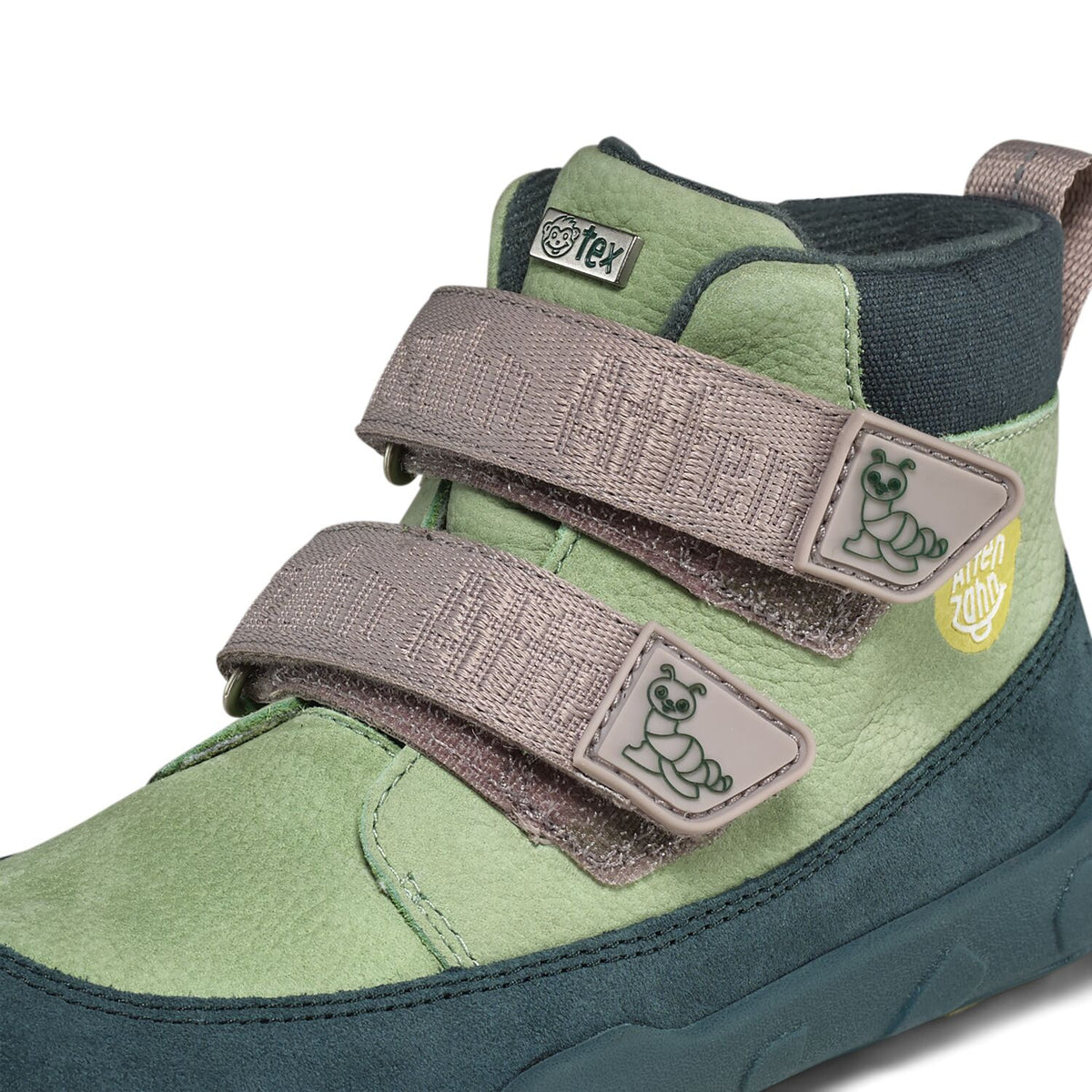 Der Übergangsschuh Leder Friendy Raupe von Affenzahn ist der perfekte Begleiter für die Übergangsjahreszeiten. Mit hochwertigem Leder und durchdachtem Design bietet dieser Schuh Komfort und Stil für aktive Kinder. Die robuste Verarbeitung sorgt für Langlebigkeit, während die flexible Sohle natürliche Bewegungsabläufe unterstützt. Ideal für den Alltag, ob beim Spielen oder Spaziergang – ein zuverlässiger Schuh, der mitwächst.