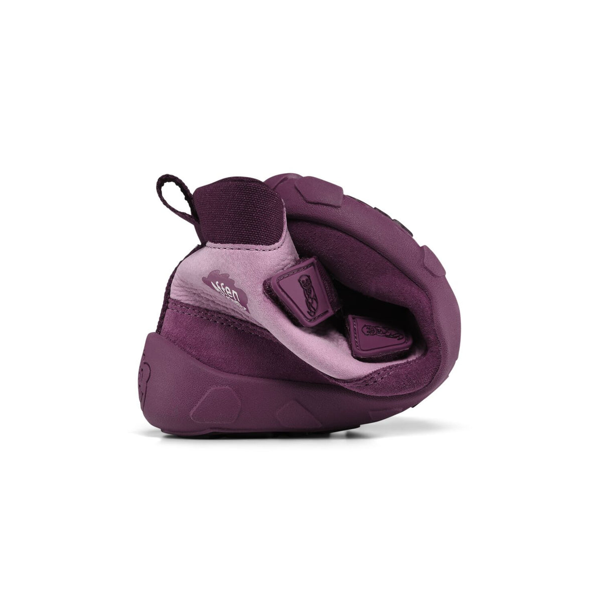 Der Übergangsschuh Leder Friendy Otter von Affenzahn ist der perfekte Begleiter für die Übergangsjahreszeiten. Mit hochwertigem Leder und durchdachtem Design bietet dieser Schuh Komfort und Stil für aktive Kinder. Die robuste Verarbeitung sorgt für Langlebigkeit, während die flexible Sohle natürliche Bewegungsabläufe unterstützt. Ideal für den Alltag, ob beim Spielen oder Spaziergang – ein zuverlässiger Schuh, der mitwächst.