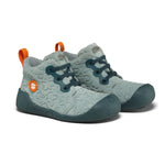 Der Lauflerner Übergangsschuh Leder Starty Hase von Affenzahn begleitet Ihr Kind sicher in die nächste Phase des Laufenlernens. Mit hochwertigem Leder und ergonomischem Design bietet dieser Schuh optimale Unterstützung für wachsende Füße. Die flexible Sohle fördert natürliche Bewegungsabläufe, während die rutschfeste Oberfläche Stabilität beim Erkunden gewährleistet. Perfekt für aktive Kleinkinder, die ihre Welt entdecken möchten.
