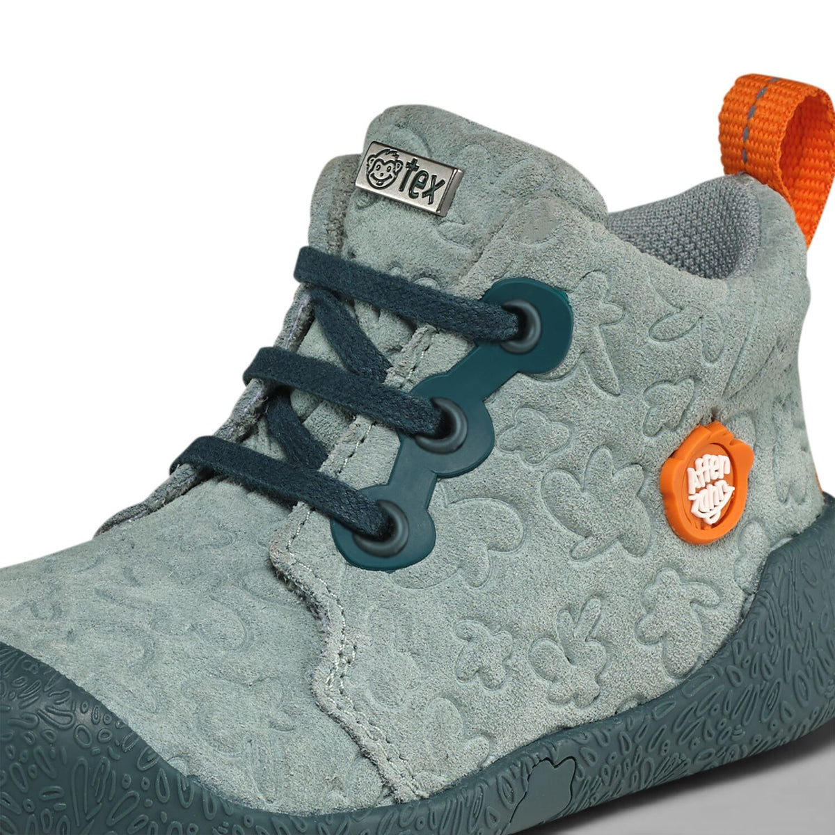 Der Lauflerner Übergangsschuh Leder Starty Hase von Affenzahn begleitet Ihr Kind sicher in die nächste Phase des Laufenlernens. Mit hochwertigem Leder und ergonomischem Design bietet dieser Schuh optimale Unterstützung für wachsende Füße. Die flexible Sohle fördert natürliche Bewegungsabläufe, während die rutschfeste Oberfläche Stabilität beim Erkunden gewährleistet. Perfekt für aktive Kleinkinder, die ihre Welt entdecken möchten.