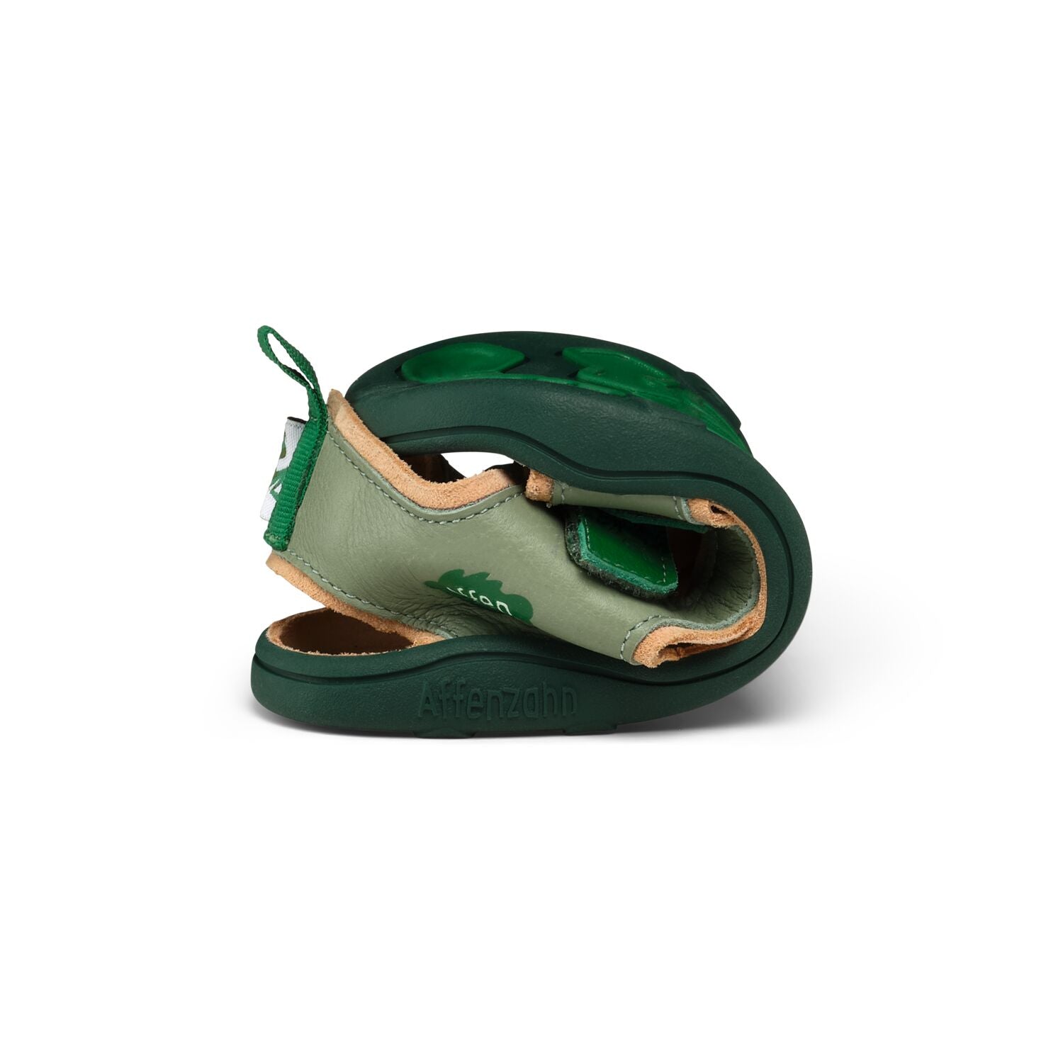 Sandale Leder Airy Frosch von Affenzahn – das perfekte Schuhwerk für kleine Abenteurer. Mit hochwertigem Leder und durchdachtem Design bietet diese Sandale optimalen Halt und Komfort für aktive Kinderfüße. Das fröhliche Frosch-Design macht jeden Schritt zum Spaß. Ideal für Sommer, Strand und Outdoor-Aktivitäten.