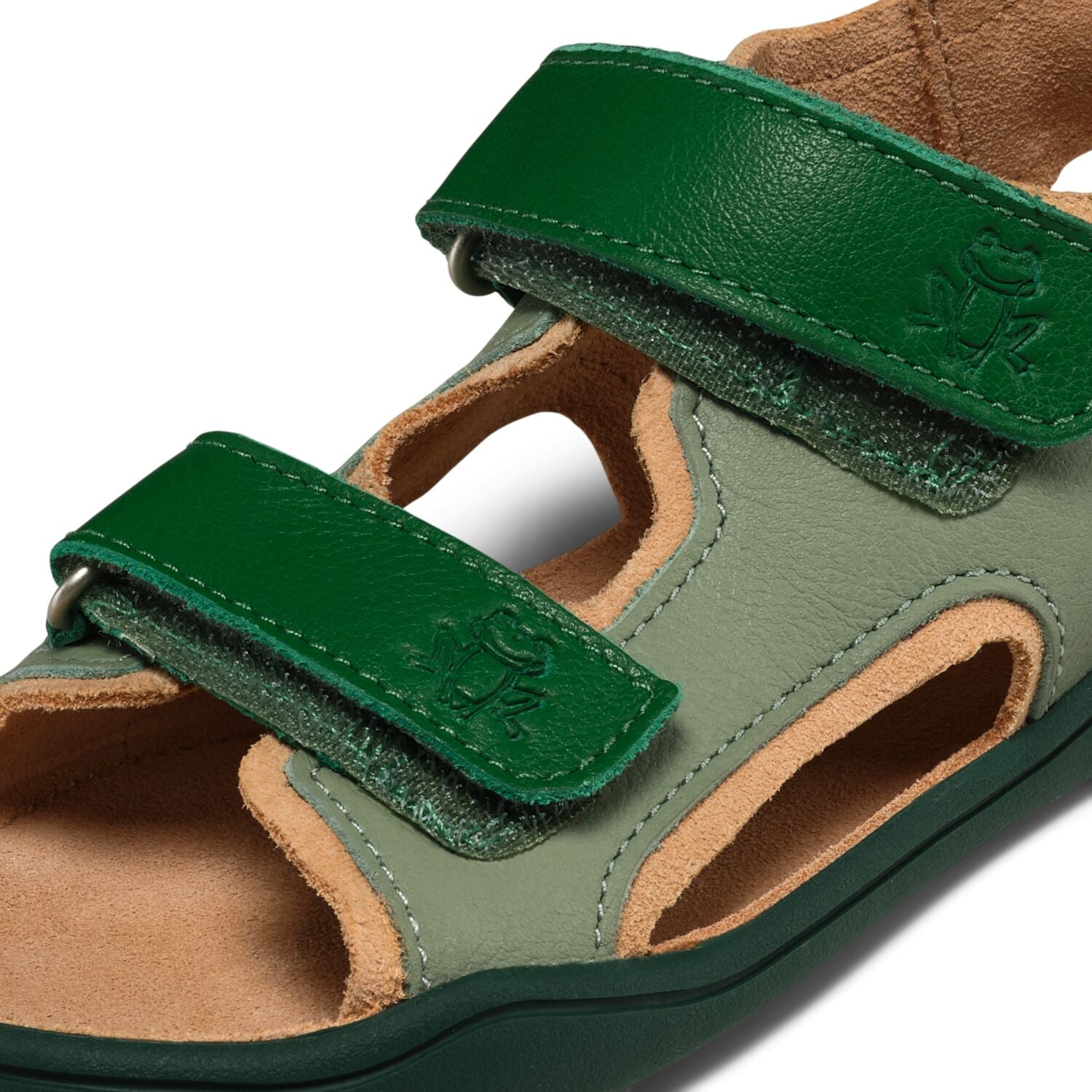 Sandale Leder Airy Frosch von Affenzahn – das perfekte Schuhwerk für kleine Abenteurer. Mit hochwertigem Leder und durchdachtem Design bietet diese Sandale optimalen Halt und Komfort für aktive Kinderfüße. Das fröhliche Frosch-Design macht jeden Schritt zum Spaß. Ideal für Sommer, Strand und Outdoor-Aktivitäten.