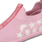 Gemütliche Hausschuhe mit niedlichem Einhorndesign. Die Knit Flink Serie von Affenzahn besticht durch weiches Material und ergonomischen Tragekomfort. Perfekt für kleine Füße – ideal zum Entspannen zu Hause oder als praktisches Geschenk.