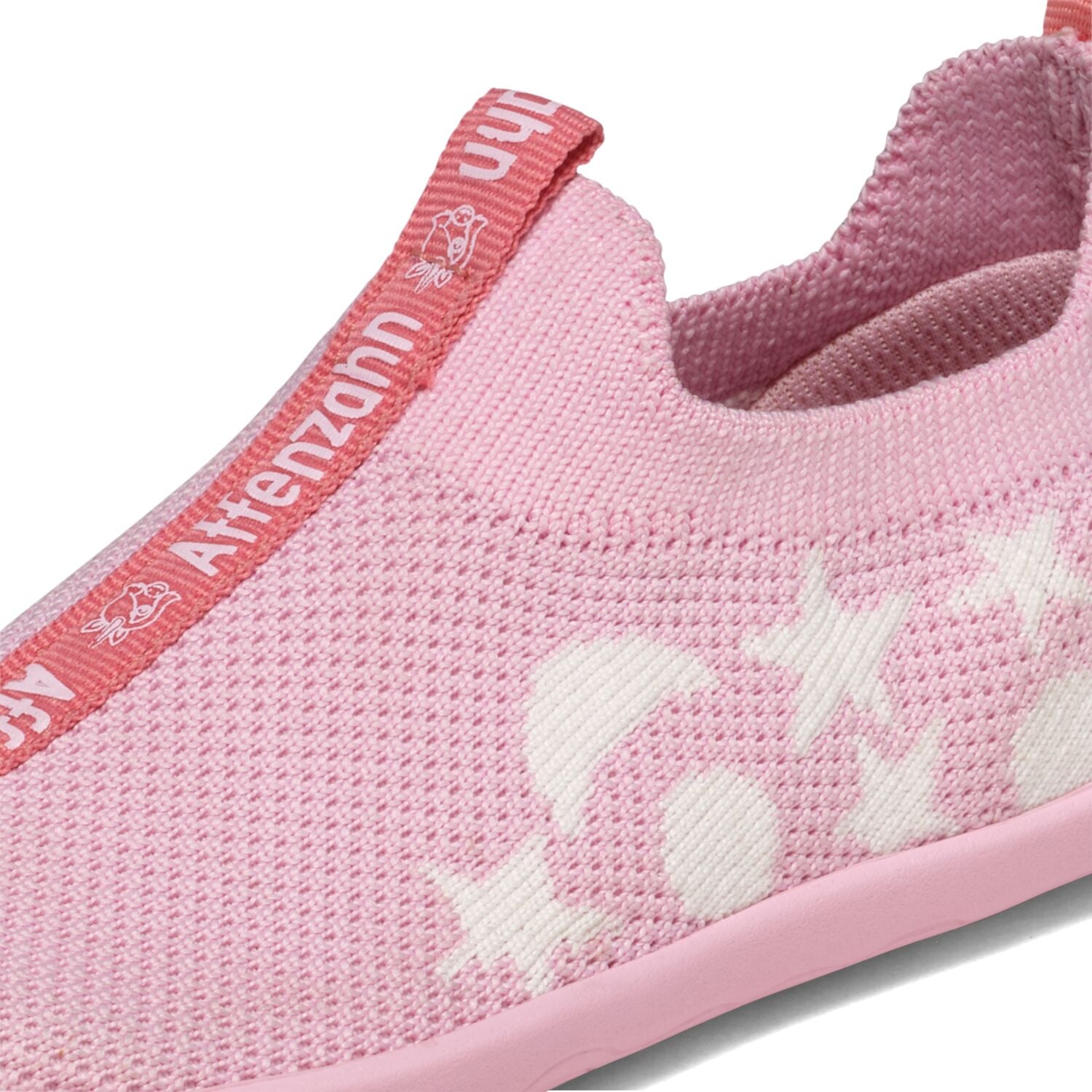 Gemütliche Hausschuhe mit niedlichem Einhorndesign. Die Knit Flink Serie von Affenzahn besticht durch weiches Material und ergonomischen Tragekomfort. Perfekt für kleine Füße – ideal zum Entspannen zu Hause oder als praktisches Geschenk.
