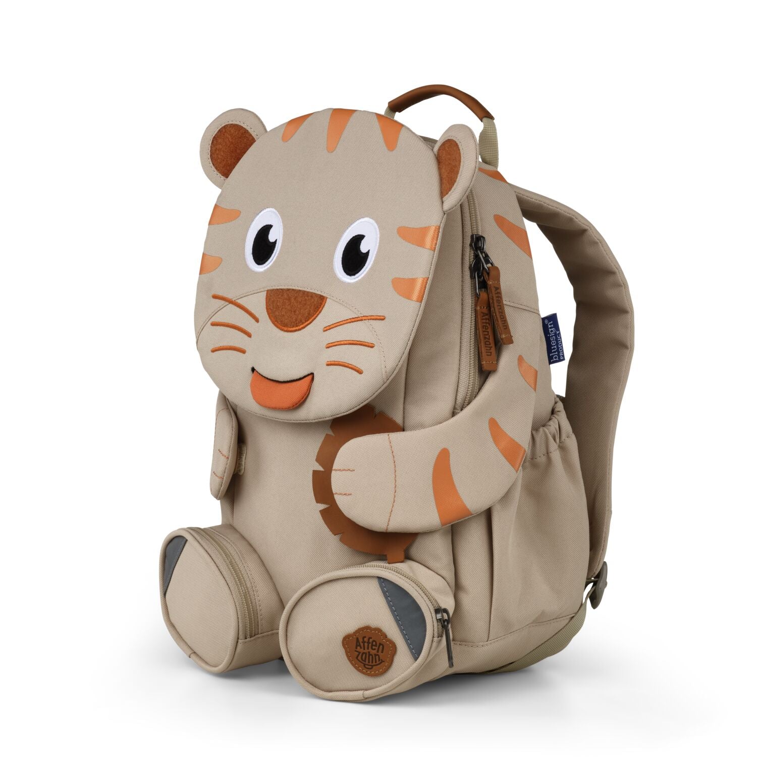 Der Rucksack Large Friend Pure Tiger von Affenzahn ist der perfekte Begleiter für Kinder im Alltag und auf Abenteuern. Mit seinem niedlichen Tiger-Design und hochwertiger Verarbeitung bietet er ausreichend Platz für Schulutensilien, Spielzeug und persönliche Gegenstände. Der ergonomische Schnitt sorgt für angenehmen Tragekomfort, während die robusten Materialien Langlebigkeit garantieren. Ideal für Schule, Ausflüge und Reisen – ein treuer Freund, der Kinderherzen höher schlagen lässt.