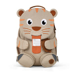 Der Rucksack Large Friend Pure Tiger von Affenzahn ist der perfekte Begleiter für Kinder im Alltag und auf Abenteuern. Mit seinem niedlichen Tiger-Design und hochwertiger Verarbeitung bietet er ausreichend Platz für Schulutensilien, Spielzeug und persönliche Gegenstände. Der ergonomische Schnitt sorgt für angenehmen Tragekomfort, während die robusten Materialien Langlebigkeit garantieren. Ideal für Schule, Ausflüge und Reisen – ein treuer Freund, der Kinderherzen höher schlagen lässt.