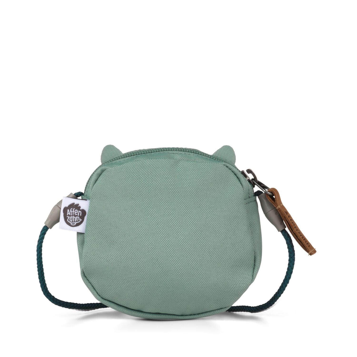 Geldtasche Drache Pure von Affenzahn – das perfekte Accessoire für kleine Abenteurer. Mit seinem niedlichen Drachen-Design und hochwertiger Verarbeitung ist diese Geldtasche ideal für Kinder, die ihre Schätze sicher aufbewahren möchten. Das robuste Material und die praktische Größe machen sie zum treuen Begleiter im Alltag und auf Reisen. Die liebevolle Gestaltung fördert die Eigenständigkeit und macht das Sparen zum Vergnügen.