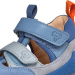 Die Lauflerner Sandale Leder Freely von Affenzahn ist speziell für die ersten Schritte entwickelt. Mit hochwertigem Leder und flexibler Sohle bietet sie optimale Unterstützung und Bewegungsfreiheit für kleine Füße. Das ergonomische Design fördert die natürliche Entwicklung beim Laufen lernen. Die robuste Verarbeitung garantiert Langlebigkeit, während das angenehme Tragegefühl den ganzen Tag über Komfort bietet. Perfekt für aktive Kleinkinder, die ihre Welt erkunden möchten.