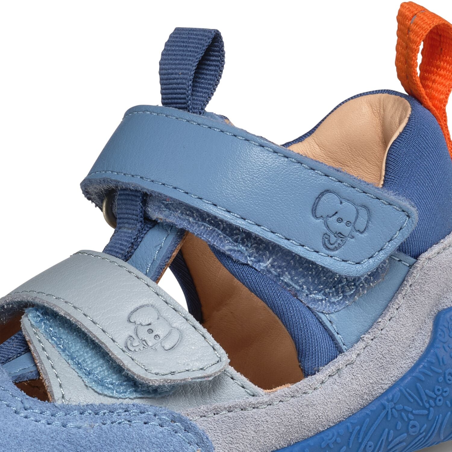 Die Lauflerner Sandale Leder Freely von Affenzahn ist speziell für die ersten Schritte entwickelt. Mit hochwertigem Leder und flexibler Sohle bietet sie optimale Unterstützung und Bewegungsfreiheit für kleine Füße. Das ergonomische Design fördert die natürliche Entwicklung beim Laufen lernen. Die robuste Verarbeitung garantiert Langlebigkeit, während das angenehme Tragegefühl den ganzen Tag über Komfort bietet. Perfekt für aktive Kleinkinder, die ihre Welt erkunden möchten.