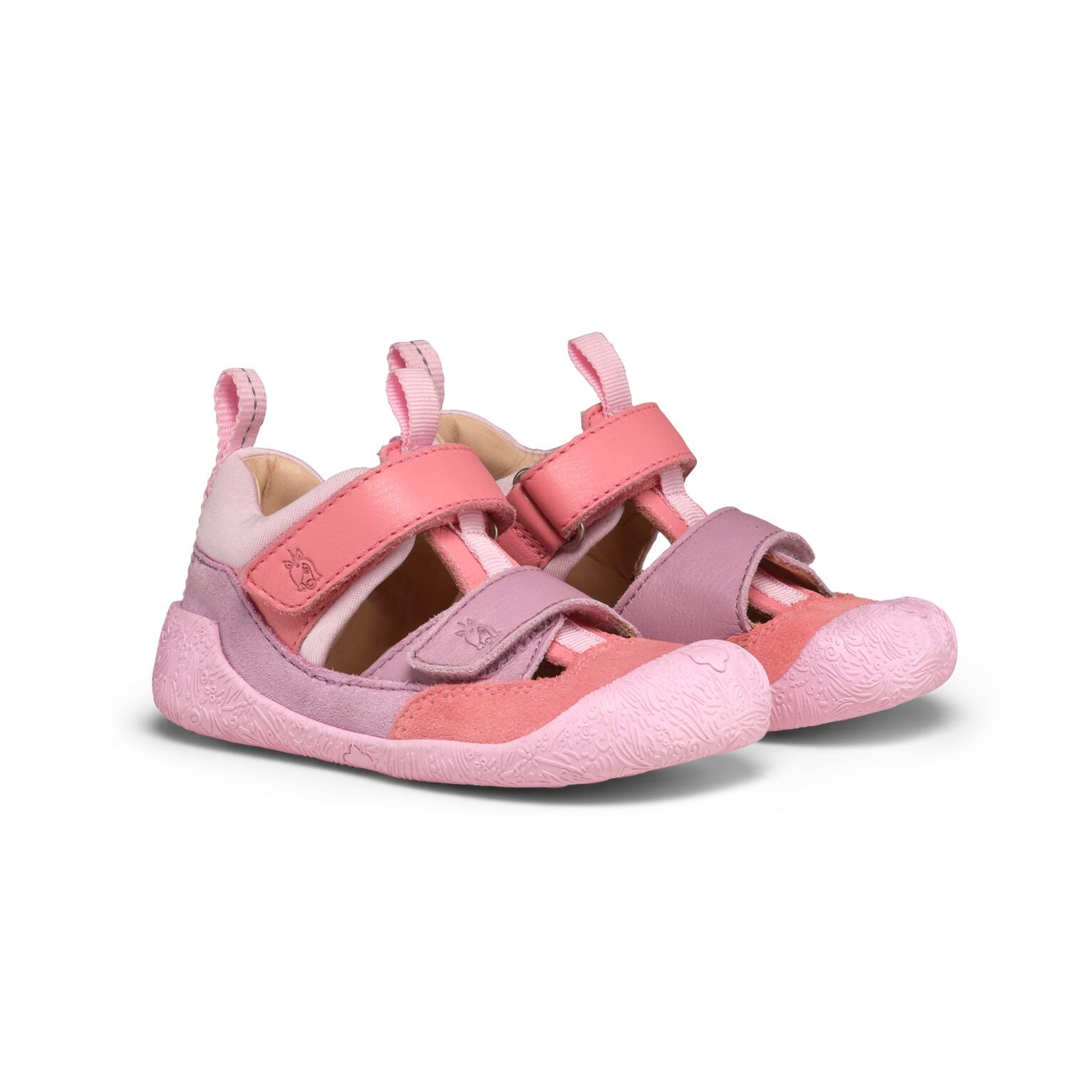 Hochwertige Lauflerner Sandale aus weichem Leder mit niedlichem Unicorn-Design. Die Freely Sandale von Affenzahn bietet optimale Bewegungsfreiheit für kleine Füße und unterstützt natürliche Laufbewegungen. Das flexible Material passt sich dem Fuß an und ermöglicht sicheres Gehen und Laufen. Perfekt für warme Tage und aktive Kinder, die ihre ersten Schritte machen.