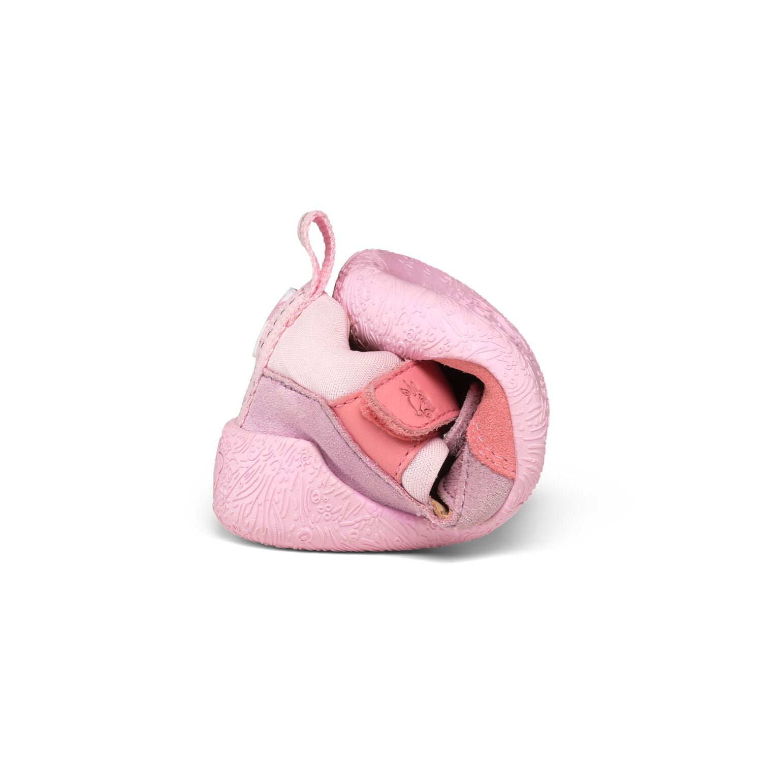 Hochwertige Lauflerner Sandale aus weichem Leder mit niedlichem Unicorn-Design. Die Freely Sandale von Affenzahn bietet optimale Bewegungsfreiheit für kleine Füße und unterstützt natürliche Laufbewegungen. Das flexible Material passt sich dem Fuß an und ermöglicht sicheres Gehen und Laufen. Perfekt für warme Tage und aktive Kinder, die ihre ersten Schritte machen.