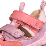 Hochwertige Lauflerner Sandale aus weichem Leder mit niedlichem Unicorn-Design. Die Freely Sandale von Affenzahn bietet optimale Bewegungsfreiheit für kleine Füße und unterstützt natürliche Laufbewegungen. Das flexible Material passt sich dem Fuß an und ermöglicht sicheres Gehen und Laufen. Perfekt für warme Tage und aktive Kinder, die ihre ersten Schritte machen.