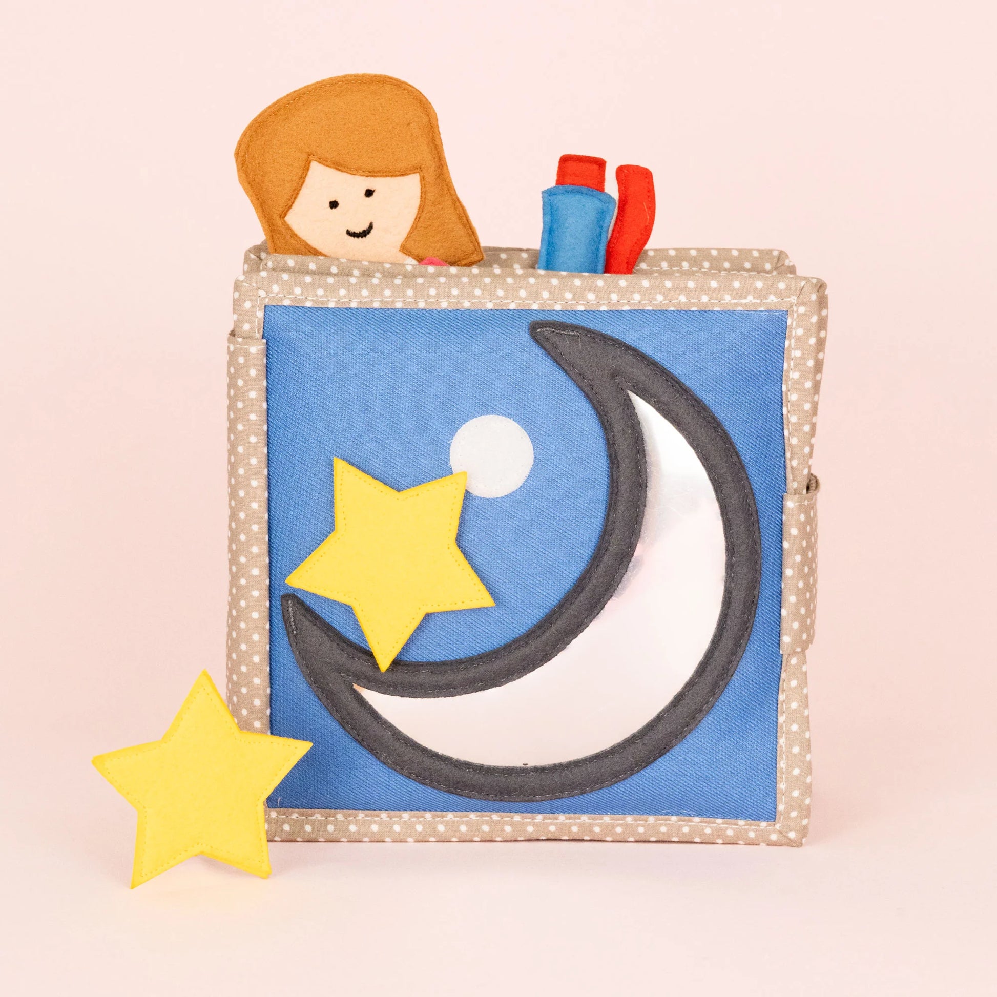 Begleite dein Kind auf eine zauberhafte Entdeckungsreise mit dem&nbsp;Mini Quiet Book Mondschein&nbsp;von Jolly Designs! Dieses liebevoll handgefertigte Lernspielzeug wurde speziell für kleine Abenteurer ab 18 Monaten entwickelt, um spielerisch die Abendroutine zu entdecken und kreative Momente zu schaffen. Gemeinsam mit der Ergotherapeutin Silvia Resei (Ergotipps) entworfen, vereint es fantasievolle Rollenspiele mit pädagogischem Mehrwert.&nbsp;Von Zähneputzen über Baden bis hin zum Abendessen – die intera