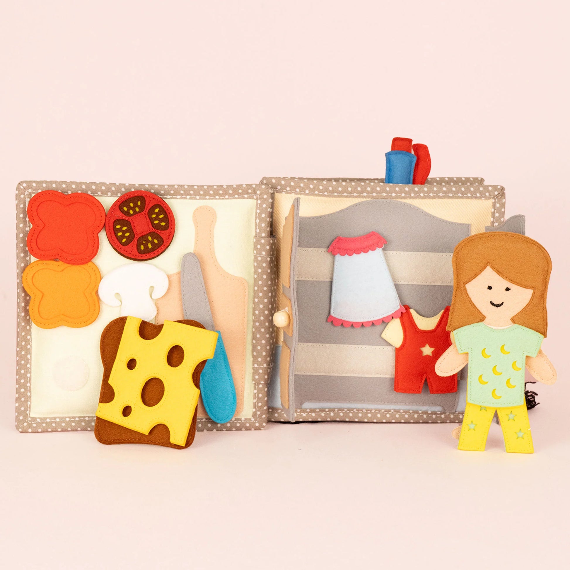 Begleite dein Kind auf eine zauberhafte Entdeckungsreise mit dem&nbsp;Mini Quiet Book Mondschein&nbsp;von Jolly Designs! Dieses liebevoll handgefertigte Lernspielzeug wurde speziell für kleine Abenteurer ab 18 Monaten entwickelt, um spielerisch die Abendroutine zu entdecken und kreative Momente zu schaffen. Gemeinsam mit der Ergotherapeutin Silvia Resei (Ergotipps) entworfen, vereint es fantasievolle Rollenspiele mit pädagogischem Mehrwert.&nbsp;Von Zähneputzen über Baden bis hin zum Abendessen – die intera