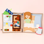 Begleite dein Kind auf eine zauberhafte Entdeckungsreise mit dem&nbsp;Mini Quiet Book Mondschein&nbsp;von Jolly Designs! Dieses liebevoll handgefertigte Lernspielzeug wurde speziell für kleine Abenteurer ab 18 Monaten entwickelt, um spielerisch die Abendroutine zu entdecken und kreative Momente zu schaffen. Gemeinsam mit der Ergotherapeutin Silvia Resei (Ergotipps) entworfen, vereint es fantasievolle Rollenspiele mit pädagogischem Mehrwert.&nbsp;Von Zähneputzen über Baden bis hin zum Abendessen – die intera