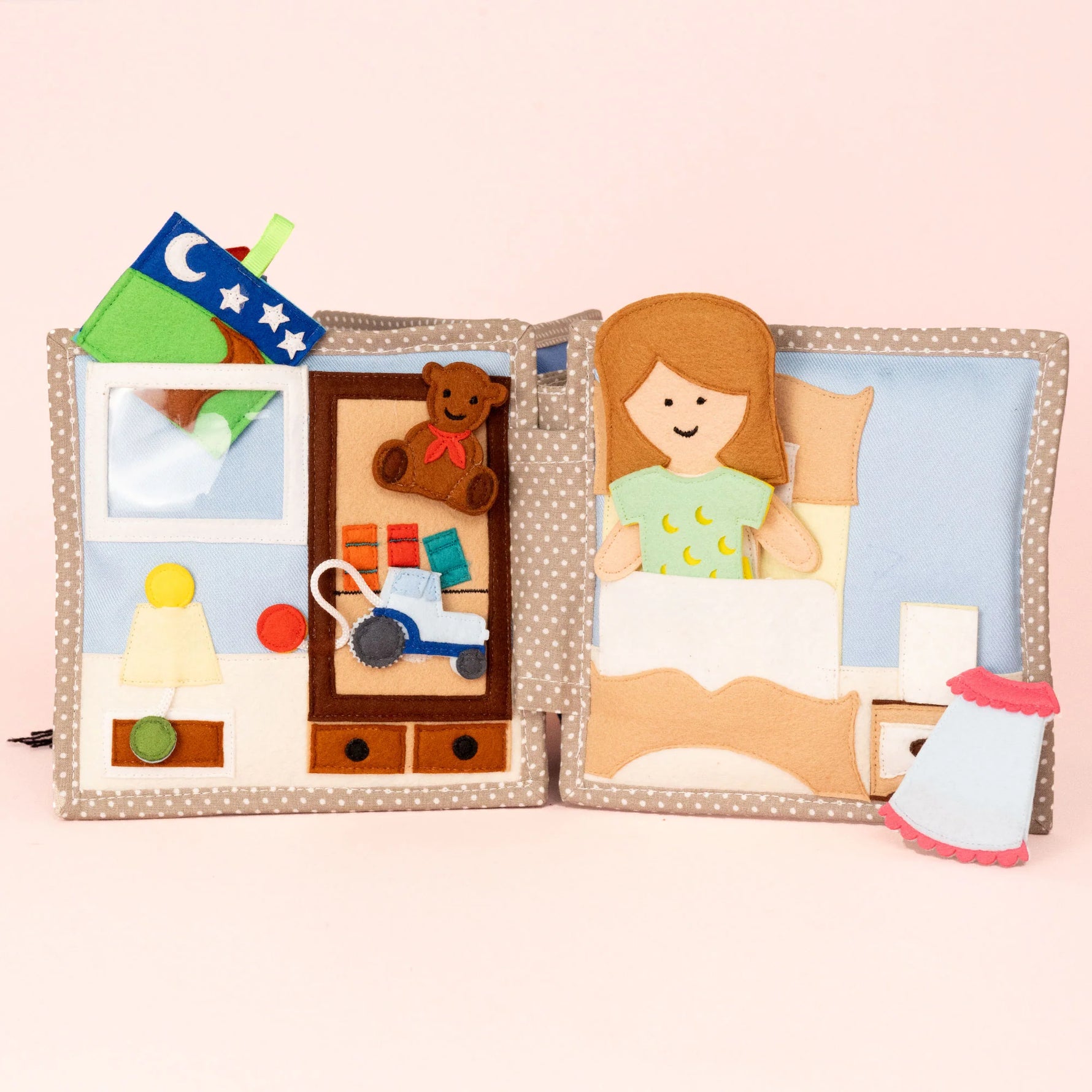 Begleite dein Kind auf eine zauberhafte Entdeckungsreise mit dem&nbsp;Mini Quiet Book Mondschein&nbsp;von Jolly Designs! Dieses liebevoll handgefertigte Lernspielzeug wurde speziell für kleine Abenteurer ab 18 Monaten entwickelt, um spielerisch die Abendroutine zu entdecken und kreative Momente zu schaffen. Gemeinsam mit der Ergotherapeutin Silvia Resei (Ergotipps) entworfen, vereint es fantasievolle Rollenspiele mit pädagogischem Mehrwert.&nbsp;Von Zähneputzen über Baden bis hin zum Abendessen – die intera