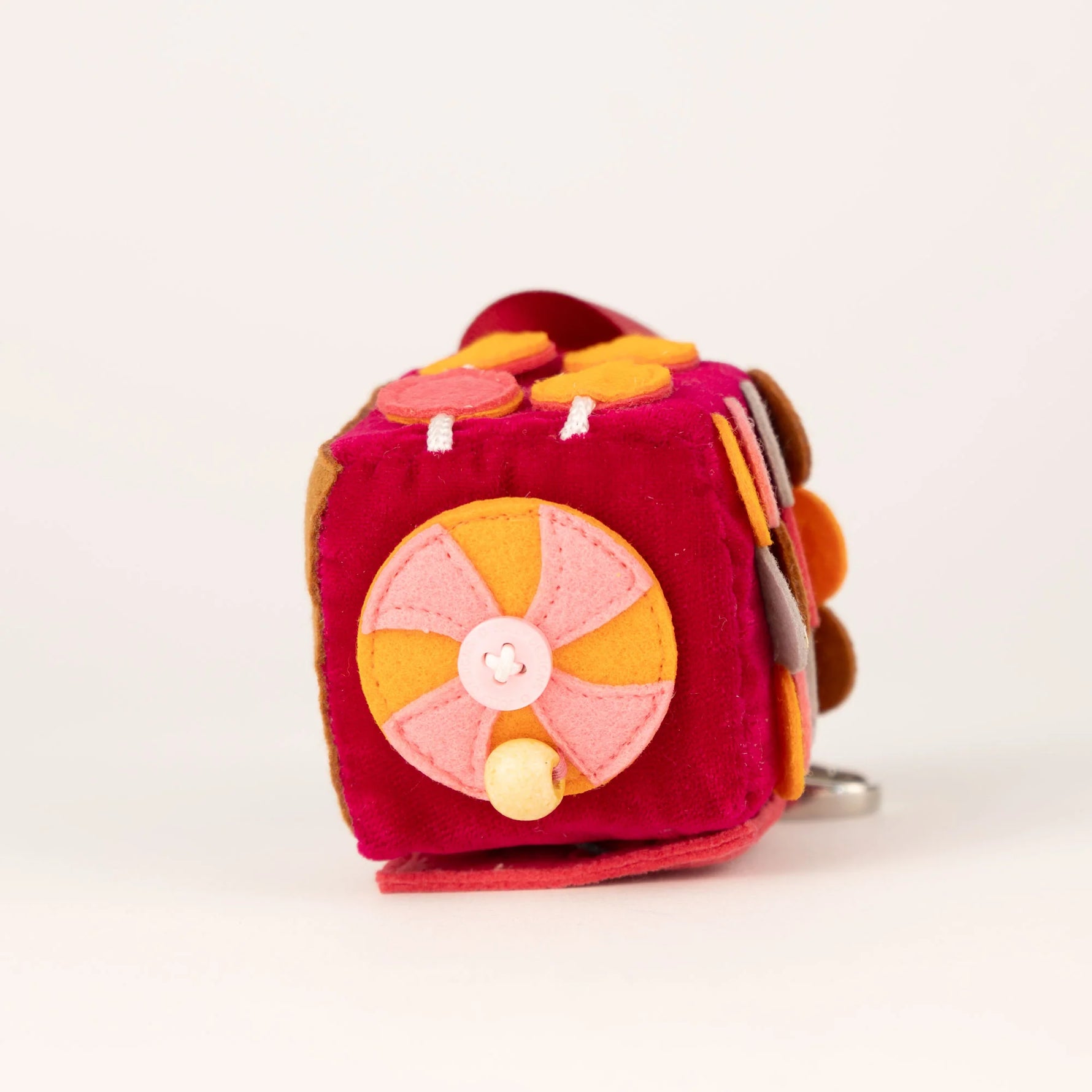 Ob für Kinderhände, Schulpausen oder erwachsene Gedankenpausen: Der Calmi Cube „Ruali“ von Jolly Design ist ein stiller Begleiter, der durch gezielte Handbewegungen die Konzentration stärkt, die Feinmotorik trainiert und innere Unruhe abbaut – ganz ohne Geräusche.