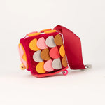 Ob für Kinderhände, Schulpausen oder erwachsene Gedankenpausen: Der Calmi Cube „Ruali“ von Jolly Design ist ein stiller Begleiter, der durch gezielte Handbewegungen die Konzentration stärkt, die Feinmotorik trainiert und innere Unruhe abbaut – ganz ohne Geräusche.