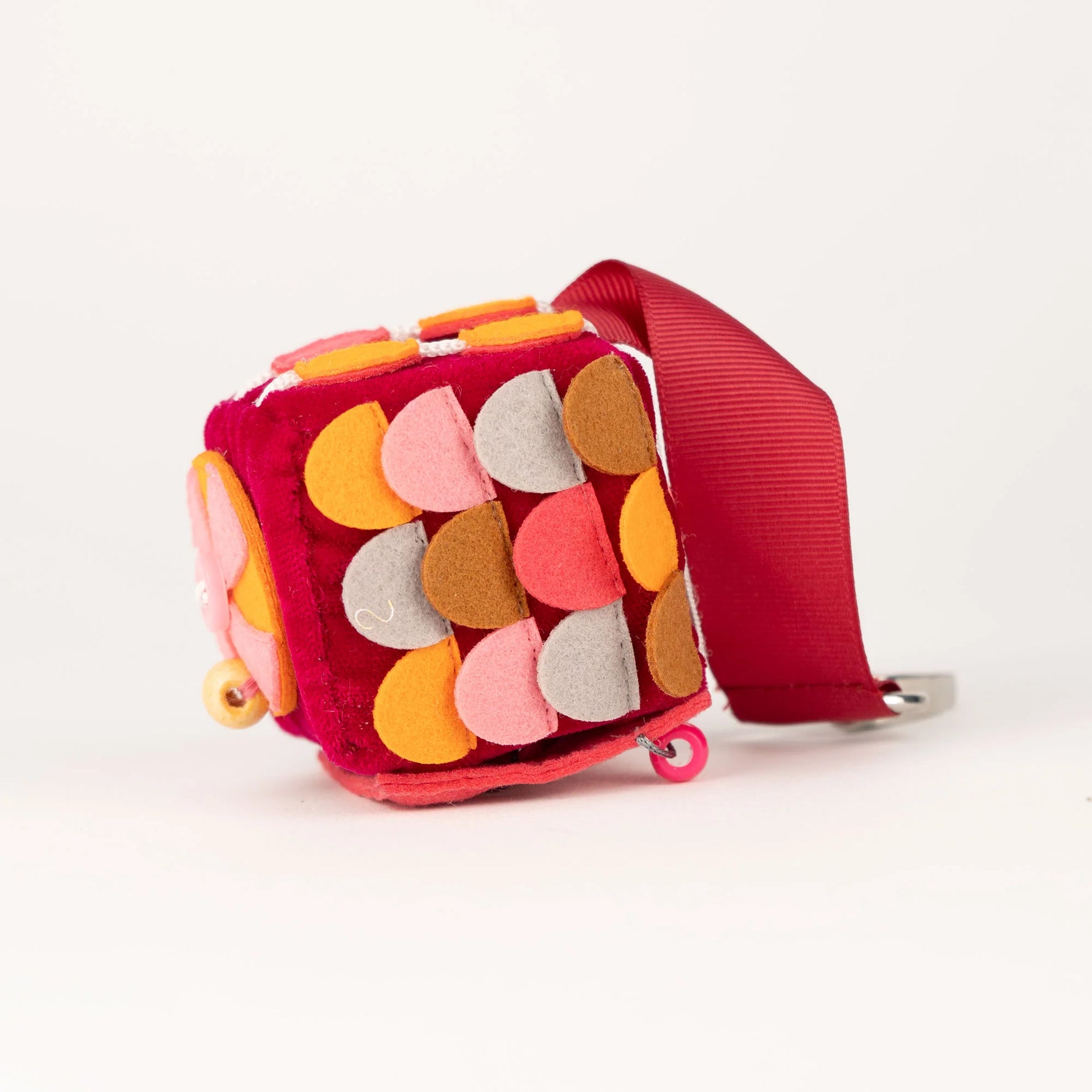 Ob für Kinderhände, Schulpausen oder erwachsene Gedankenpausen: Der Calmi Cube „Ruali“ von Jolly Design ist ein stiller Begleiter, der durch gezielte Handbewegungen die Konzentration stärkt, die Feinmotorik trainiert und innere Unruhe abbaut – ganz ohne Geräusche.