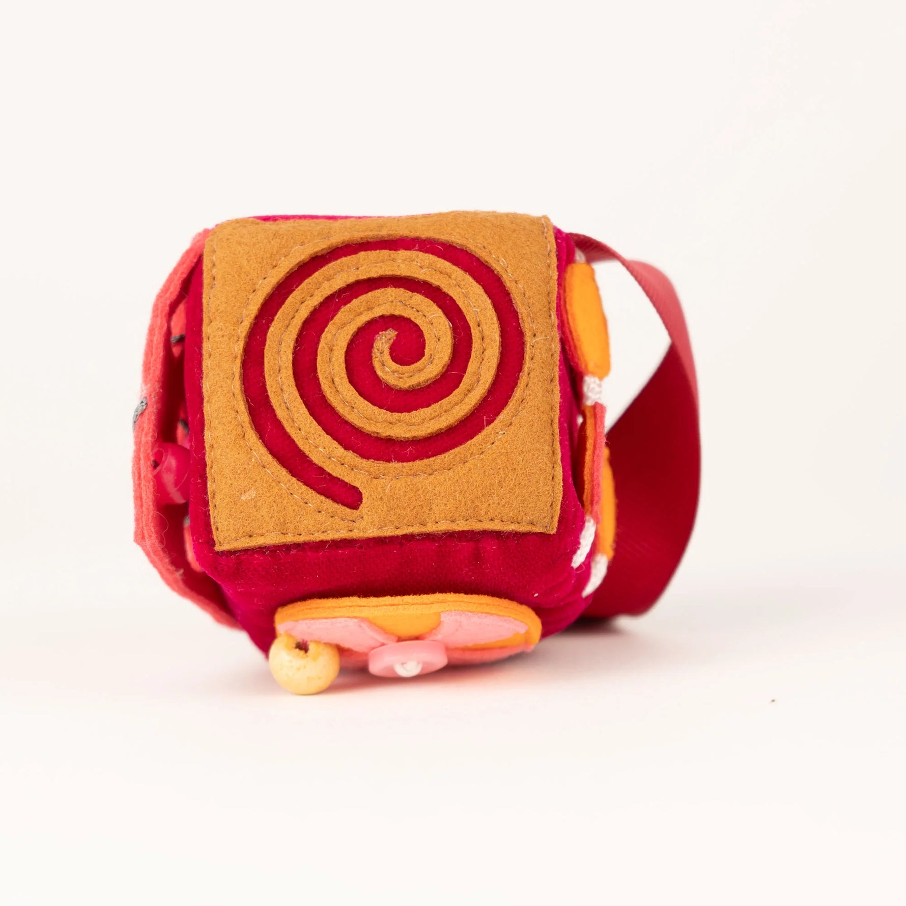 Ob für Kinderhände, Schulpausen oder erwachsene Gedankenpausen: Der Calmi Cube „Ruali“ von Jolly Design ist ein stiller Begleiter, der durch gezielte Handbewegungen die Konzentration stärkt, die Feinmotorik trainiert und innere Unruhe abbaut – ganz ohne Geräusche.