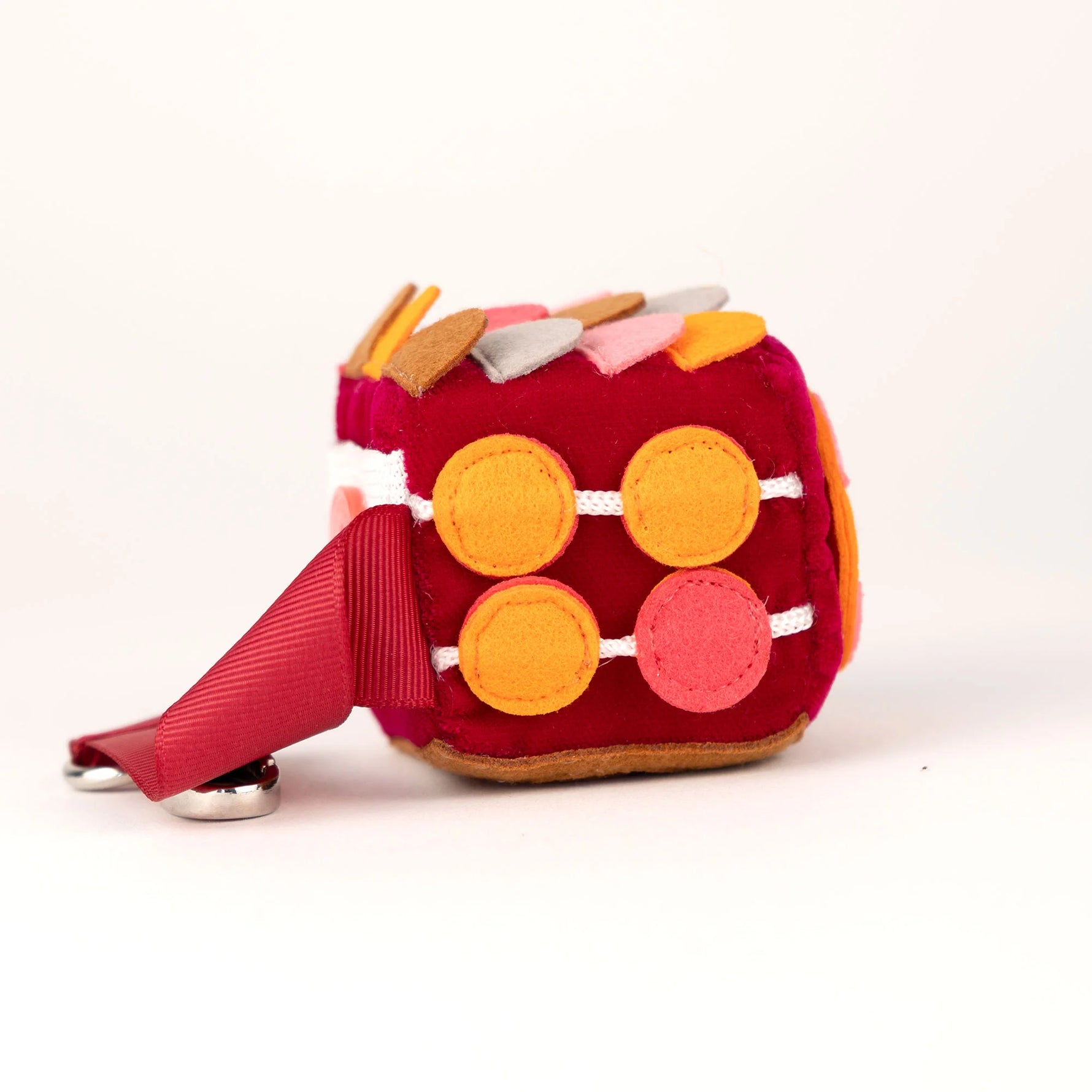 Ob für Kinderhände, Schulpausen oder erwachsene Gedankenpausen: Der Calmi Cube „Ruali“ von Jolly Design ist ein stiller Begleiter, der durch gezielte Handbewegungen die Konzentration stärkt, die Feinmotorik trainiert und innere Unruhe abbaut – ganz ohne Geräusche.