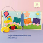 Das Quiet Book Pastell Junge Eule ist ein liebevoll handgefertigtes Stoffbuch, das Kinder ab 12 Monaten auf eine bunte Entdeckungsreise einlädt. Mit farbenfrohen Formen, einem Marienkäfer mit Reißverschluss, lustigen Fingerpuppen und einem Regenbogen zum Knöpfen verbindet dieses Buch motorische Übungen mit kreativem Spiel. Kinder lernen Farben und Formen kennen, trainieren Geduld und Geschicklichkeit und tauchen in kleine Geschichten ein, die mit den Figuren lebendig werden.