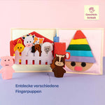 Das Quiet Book Pastell Junge Eule ist ein liebevoll handgefertigtes Stoffbuch, das Kinder ab 12 Monaten auf eine bunte Entdeckungsreise einlädt. Mit farbenfrohen Formen, einem Marienkäfer mit Reißverschluss, lustigen Fingerpuppen und einem Regenbogen zum Knöpfen verbindet dieses Buch motorische Übungen mit kreativem Spiel. Kinder lernen Farben und Formen kennen, trainieren Geduld und Geschicklichkeit und tauchen in kleine Geschichten ein, die mit den Figuren lebendig werden.