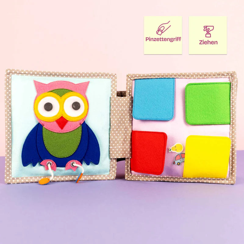 Das Peek-A-Boo Quiet Book lädt dein Baby ab 6 Monaten zu einer tollen Entdeckungsreise ein. Dieses Fühlbuch fördert die einzigartige Entwicklung deines Kindes und vereint Spaß und Lernen!

Die Mini Quiet Books von Jolly Designs wurden mit dem renommierten Junior Design Award ausgezeichnet – ein Zeichen für ihre herausragende Qualität und durchdachte Gestaltung.