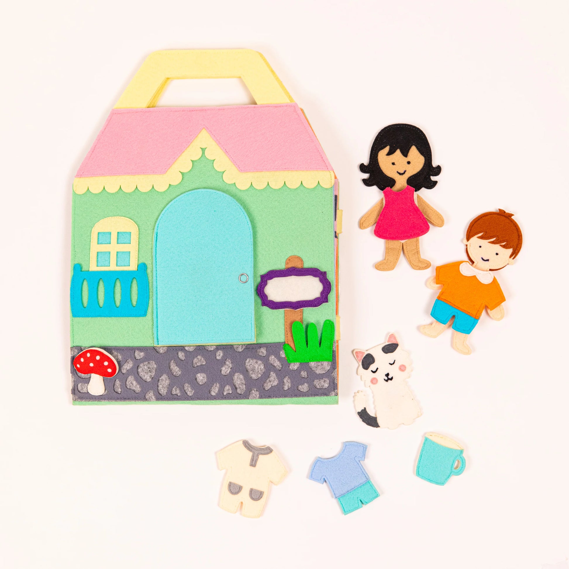 Willkommen im Travel Buddy Puppenhaus. Die liebevoll gestalteten Räume laden zu einem fantasievollen Rollenspiel ein. Die 3 Fingerpuppen begleiten durch Alltagssituationen und bringen Freude und Spielspaß.