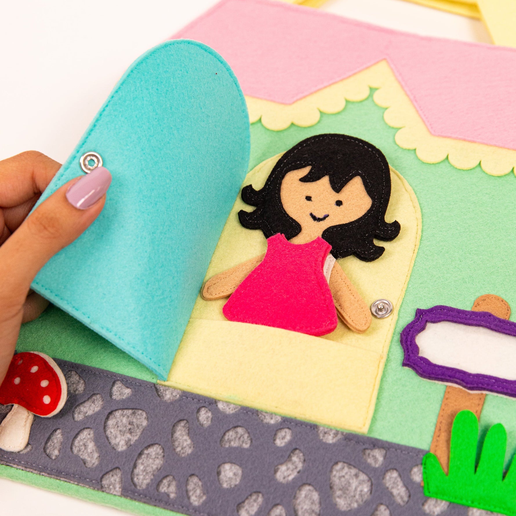 Willkommen im Travel Buddy Puppenhaus. Die liebevoll gestalteten Räume laden zu einem fantasievollen Rollenspiel ein. Die 3 Fingerpuppen begleiten durch Alltagssituationen und bringen Freude und Spielspaß.