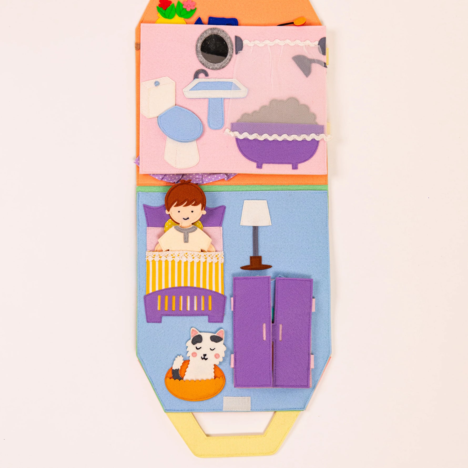 Willkommen im Travel Buddy Puppenhaus. Die liebevoll gestalteten Räume laden zu einem fantasievollen Rollenspiel ein. Die 3 Fingerpuppen begleiten durch Alltagssituationen und bringen Freude und Spielspaß.