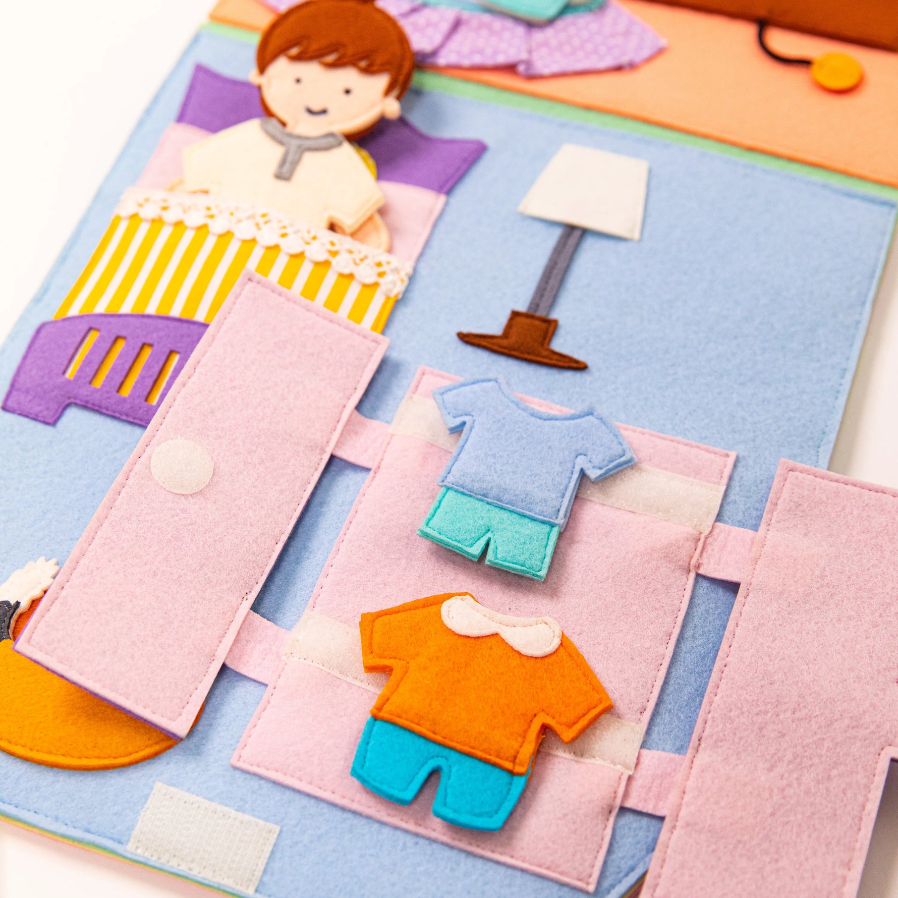 Willkommen im Travel Buddy Puppenhaus. Die liebevoll gestalteten Räume laden zu einem fantasievollen Rollenspiel ein. Die 3 Fingerpuppen begleiten durch Alltagssituationen und bringen Freude und Spielspaß.