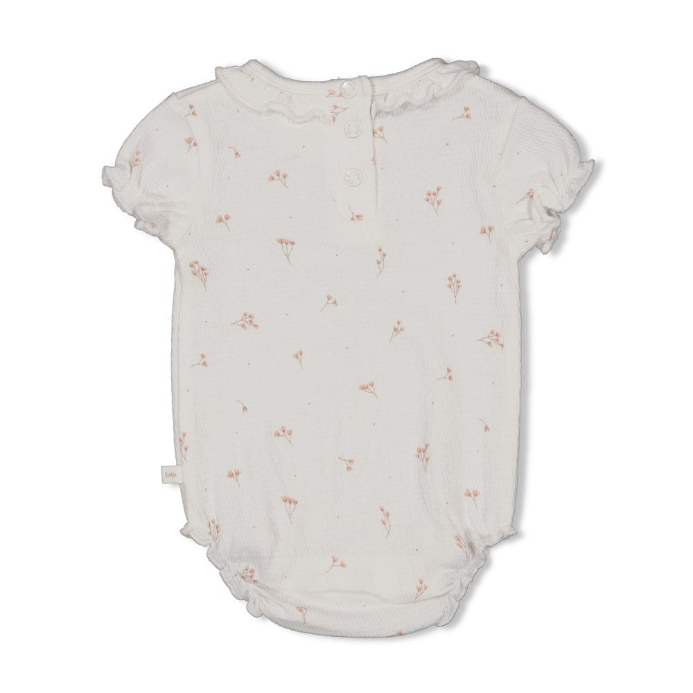Kurzarm Body mit dezenten Blumenmuster aus der Kollektion Delicate Flower von Feetje.