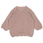 Beschreibung

Entdecke die charmante Strickjacke "Delicate Flower" von Feetje – das perfekte Lieblingsstück für kleine Mädchen. Mit ihrem zarten Design und hochwertiger Verarbeitung bietet sie Komfort und Stil für jeden Tag. Die weiche Strickqualität schmiegt sich angenehm an die Haut und hält warm, ohne zu beschweren. Ideal für Übergangsjahreszeiten oder als praktische Schicht unter Jacken. Ein zeitloses Kleidungsstück, das in keinem Mädchen-Kleiderschrank fehlen darf.
