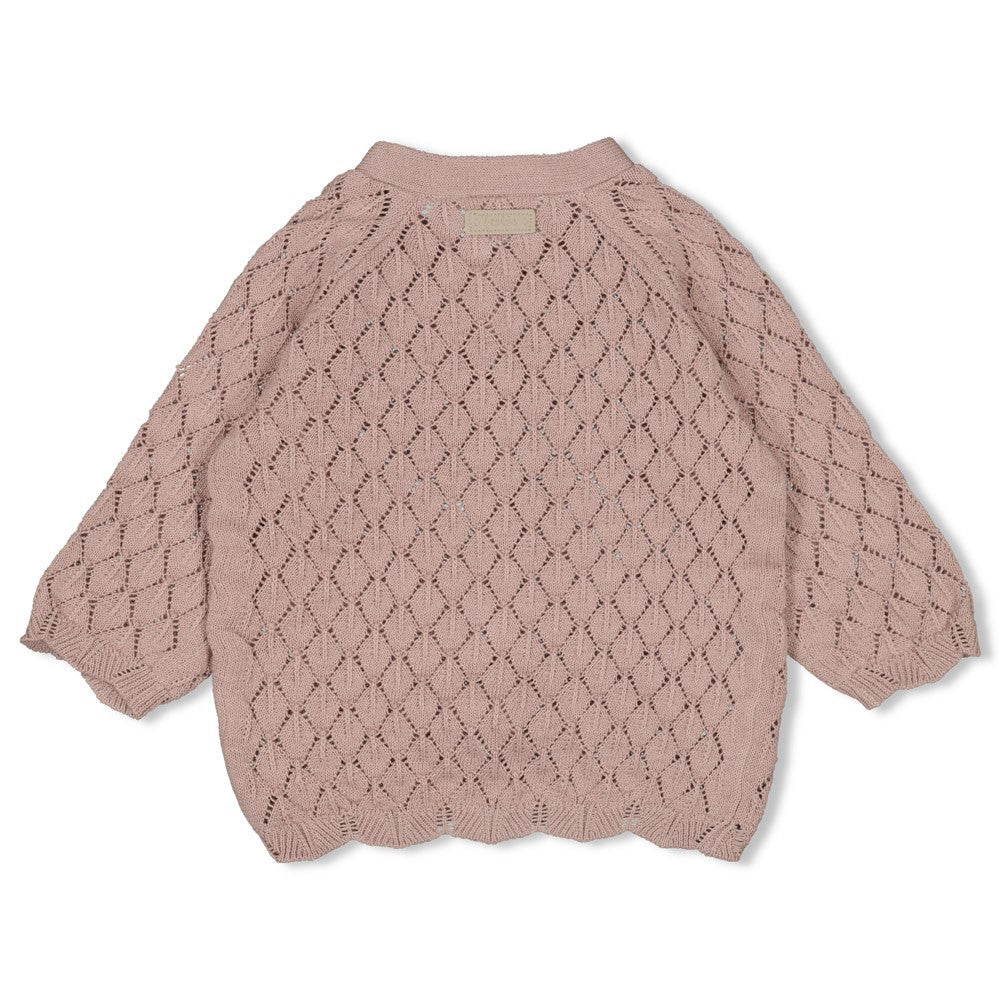 Beschreibung

Entdecke die charmante Strickjacke "Delicate Flower" von Feetje – das perfekte Lieblingsstück für kleine Mädchen. Mit ihrem zarten Design und hochwertiger Verarbeitung bietet sie Komfort und Stil für jeden Tag. Die weiche Strickqualität schmiegt sich angenehm an die Haut und hält warm, ohne zu beschweren. Ideal für Übergangsjahreszeiten oder als praktische Schicht unter Jacken. Ein zeitloses Kleidungsstück, das in keinem Mädchen-Kleiderschrank fehlen darf.