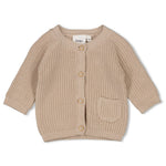 

Die Strickjacke "Sssiesta" von Feetje ist das ideale Kleidungsstück für aktive Jungen. Mit ihrem spielerischen Design und robuster Verarbeitung hält sie den Anforderungen des Alltags stand. Die atmungsaktive Strickqualität bietet optimalen Tragekomfort – warm genug für kühlere Tage, aber nicht zu schwer. Langlebig, pflegeleicht und zeitlos – eine Investition in ein Lieblingsstück, das lange Freude bereitet.