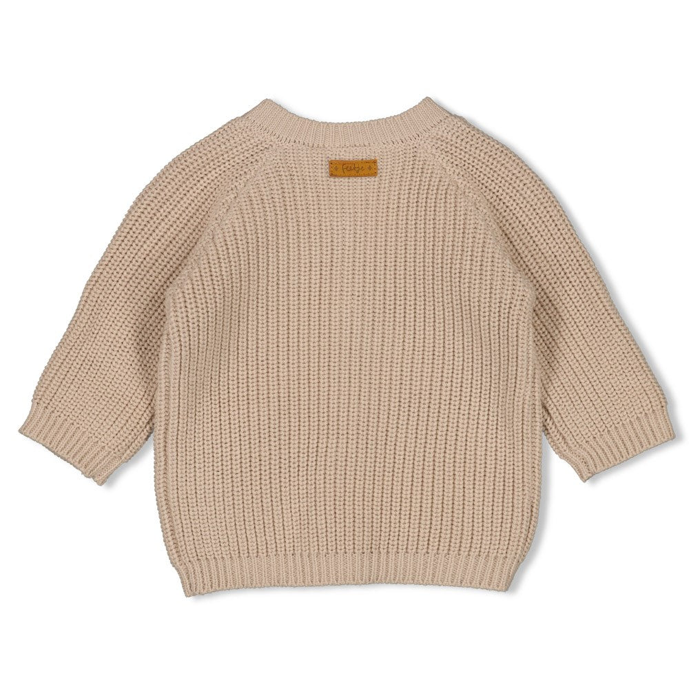 
Die Strickjacke "Sssiesta" von Feetje ist das ideale Kleidungsstück für aktive Jungen. Mit ihrem spielerischen Design und robuster Verarbeitung hält sie den Anforderungen des Alltags stand. Die atmungsaktive Strickqualität bietet optimalen Tragekomfort – warm genug für kühlere Tage, aber nicht zu schwer. Langlebig, pflegeleicht und zeitlos – eine Investition in ein Lieblingsstück, das lange Freude bereitet.