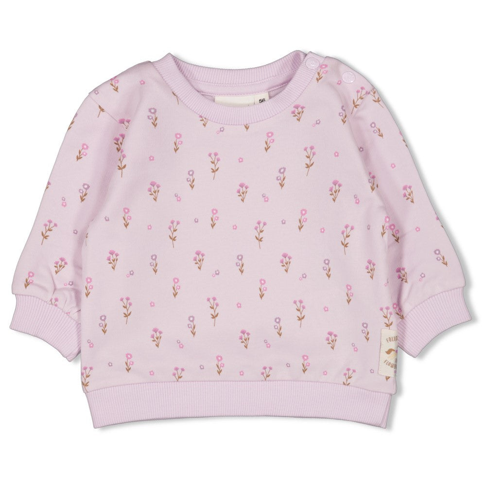 Dieser charmante Sweater von Feetje besticht durch sein wunderschönes Blumenmuster und verbindet Stil mit Komfort. Das All-Over-Print-Design mit floralen Motiven macht ihn zum perfekten Begleiter für jeden Tag – ob beim Spielen oder Entspannen. Die hochwertige Verarbeitung garantiert Langlebigkeit und Strapazierfähigkeit, während das weiche Material angenehm auf der Haut liegt. Ein vielseitiges Lieblingsstück, das sich mühelos zu verschiedenen Outfits kombinieren lässt und dabei immer eine gute Figur macht.