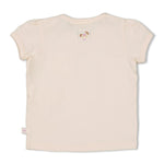 Beschreibung

Das T-Shirt mit Häkeltasche - Flower Ranch von Feetje besticht durch seine gehäkelte Blume auf der Brusttasche – ein handwerkliches Kunstwerk, das dieses Shirt unvergesslich macht. Das weiche, hautfreundliche Material bietet deinem Baby den ganzen Tag über sanfte Umarmung und maximalen Tragekomfort.&nbsp; Das bezaubernde Blumenmuster-Design macht dieses T-Shirt zum perfekten Begleiter für jeden Anlass.