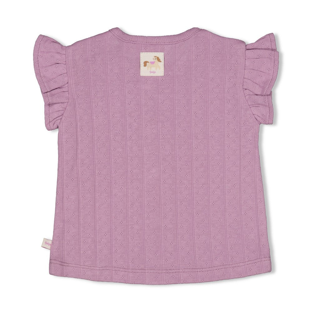Das Gerippte T-Shirt Pointelle - Flower Ranch von Feetje besticht durch seine zarten Flügelärmel und das feine Pointelle-Rippenmuster. Das luftige Design sorgt für optimale Bewegungsfreiheit und macht es zum perfekten Begleiter für aktive Babys. Die hochwertige Verarbeitung schmiegt sich sanft an die empfindliche Haut an, während das bezaubernde Blumenmuster jedem Look das gewisse Etwas verleiht. Vielseitig kombinierbar und angenehm zu tragen – dieses T-Shirt ist ein unverzichtbares Basics-Piece für Babys.