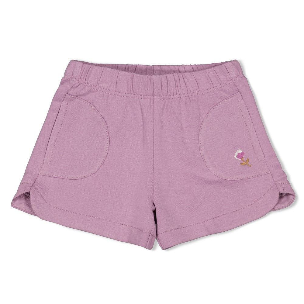 Beschreibung

Die Short - Flower Ranch von Feetje ist das Must-have für warme Tage und aktive Babys. Mit ihrem fröhlichen Farbe und Leichtigkeit in die Sommergarderobe deines Kindes. Das atmungsaktive Material hält dein Baby angenehm kühl, während die bequeme Passform volle Bewegungsfreiheit beim Spielen und Erkunden garantiert. Perfekt kombinierbar mit verschiedenen Oberteilen – diese Short ist ein vielseitiger Begleiter für sonnige Abenteuer. Qualität und Stil, die Babys lieben.
